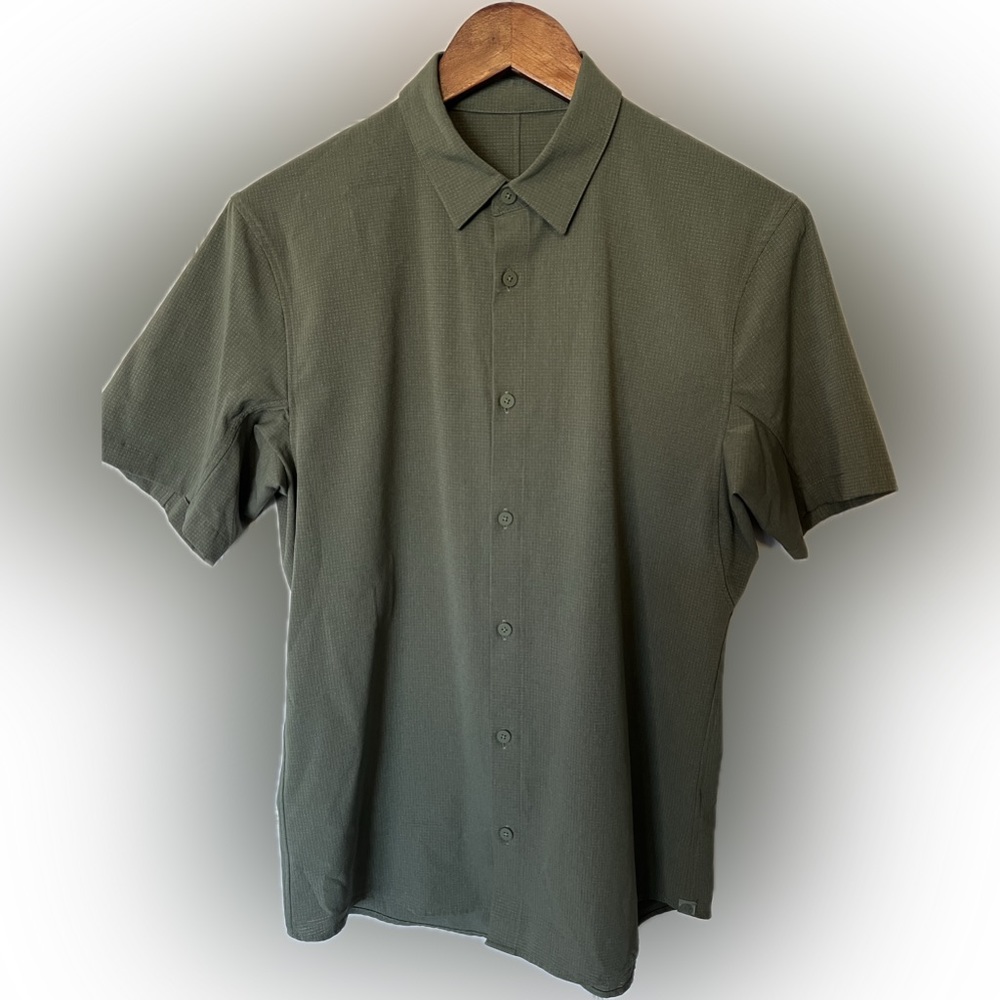 Used Lululemon: Athletic Short-sleeve Button Up - Size Small 👕 🍋